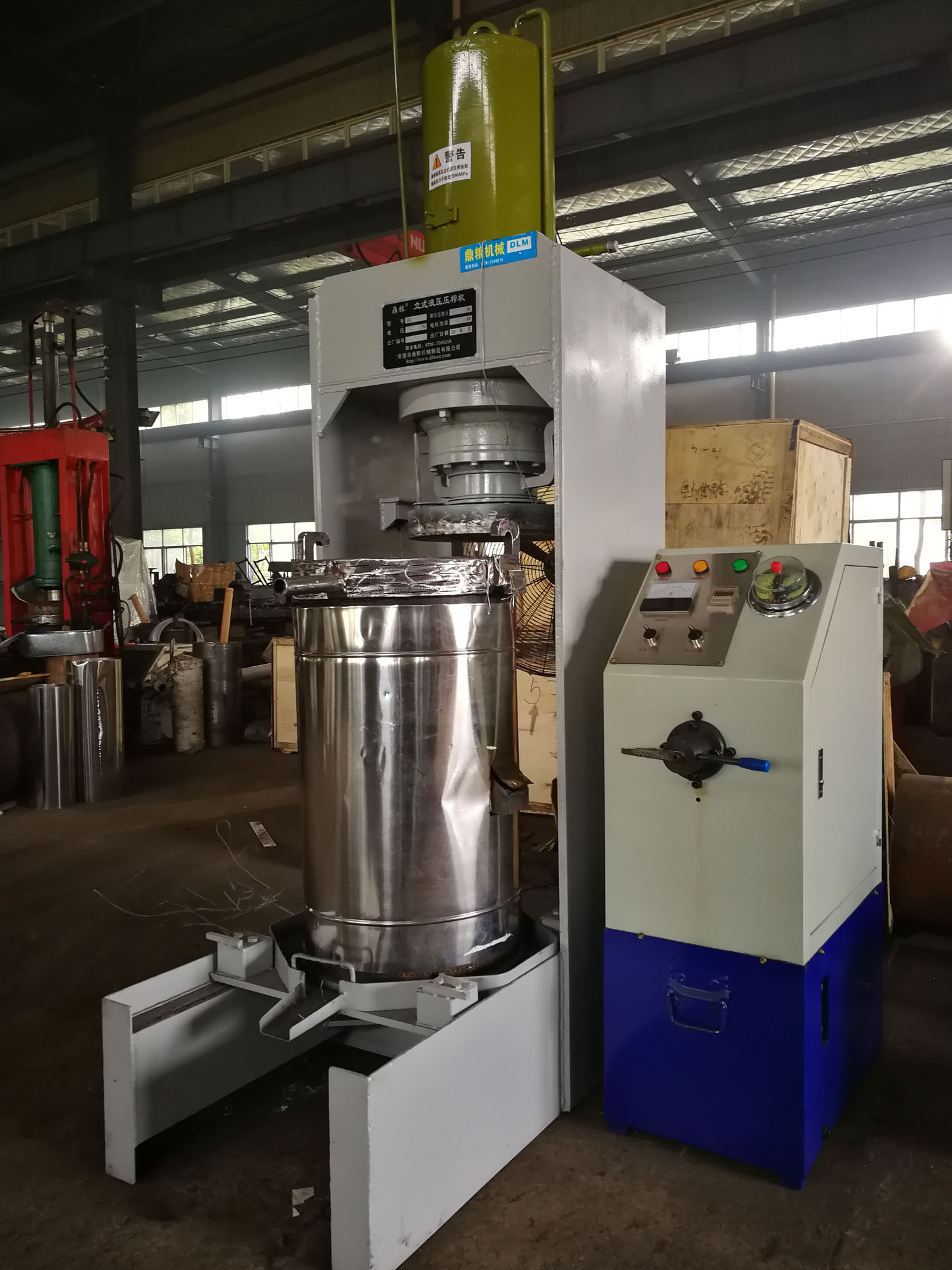 不銹鋼超高壓立式液壓壓榨機(jī)，果汁壓榨機(jī)，果渣壓榨機(jī)，藥材壓榨，油渣處理，白土壓榨